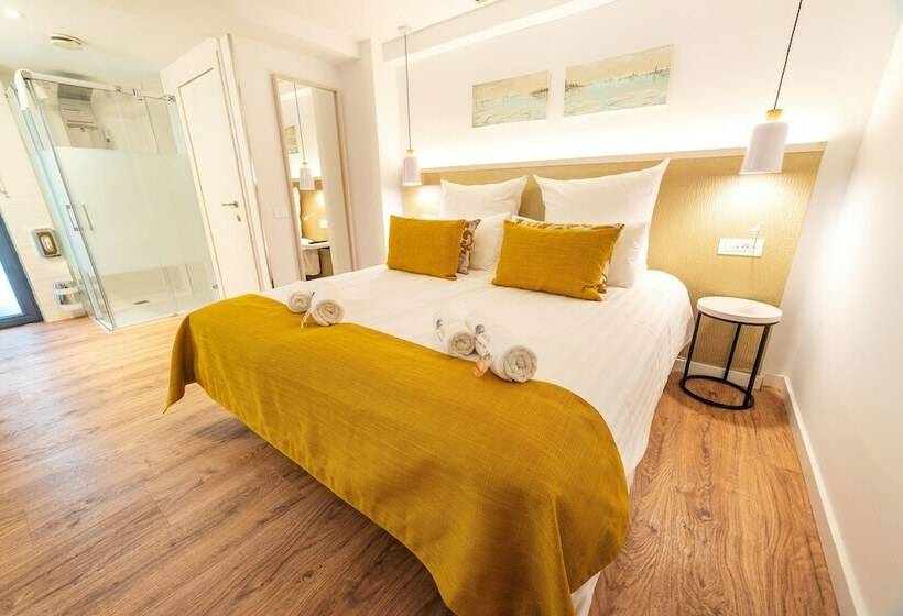 酒店 The Place   Adults Only