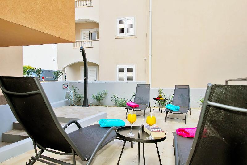 Отель Bacan Family Apartments