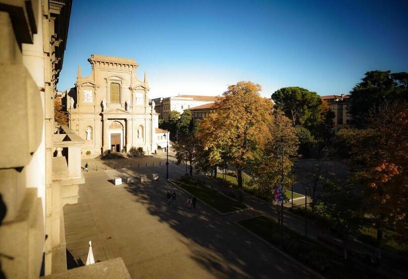 هتل Bergamo Inn 43