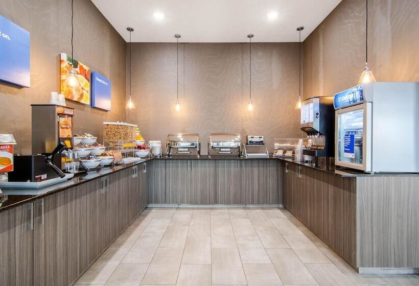 هتل Comfort Inn & Suites