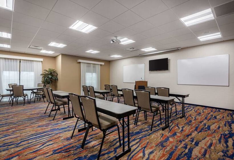 Отель Comfort Suites