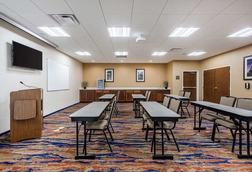 Отель Comfort Suites