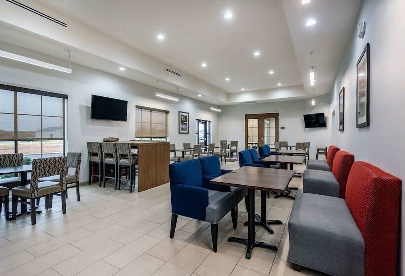 Отель Comfort Suites