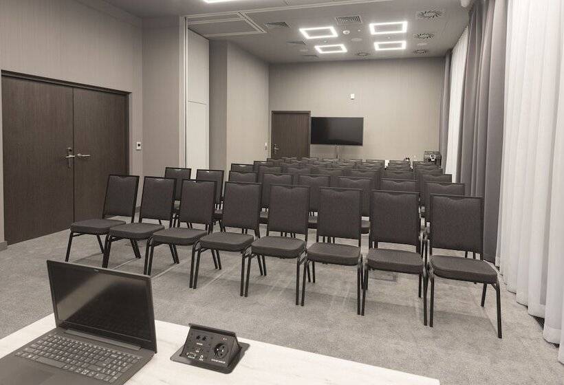 ホテル Hampton By Hilton Poznan Old Town