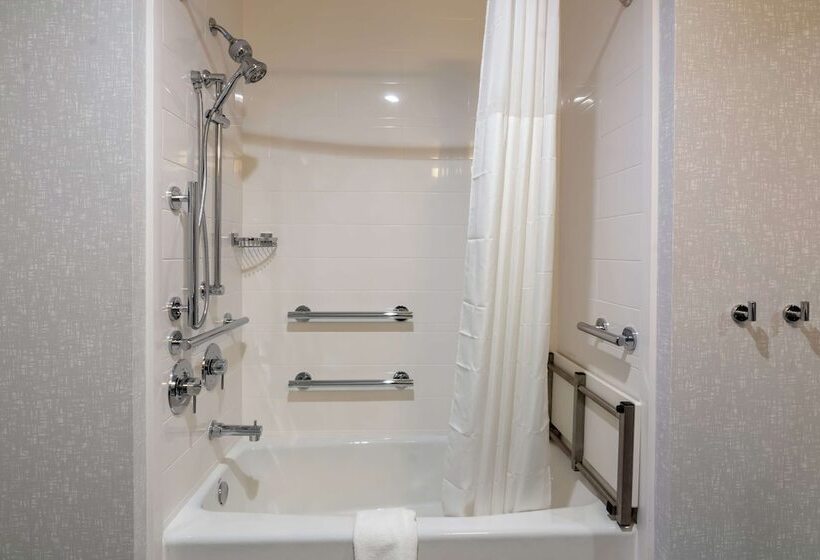 هتل Hampton Inn & Suites Dallas East