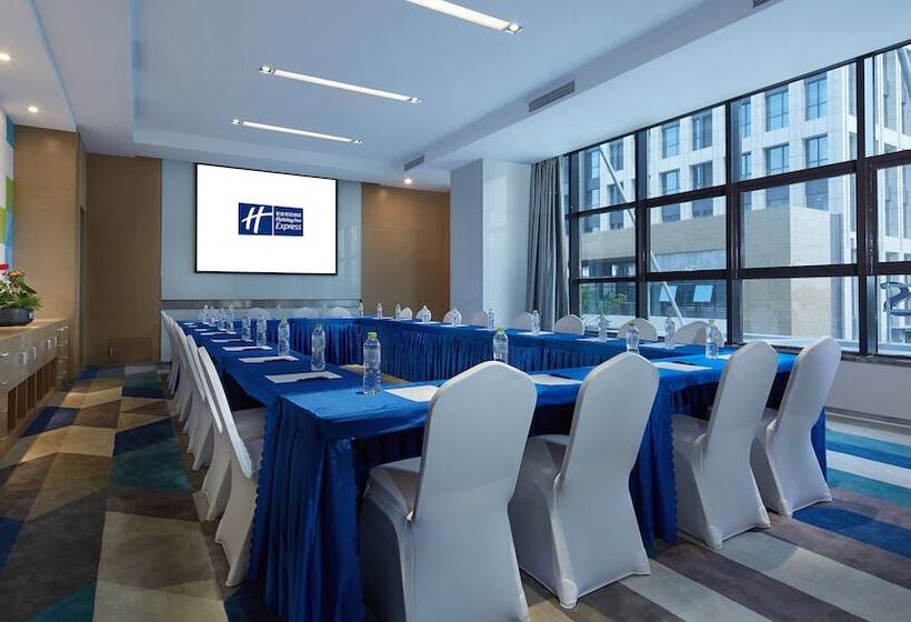 هتل Holiday Inn Express   Qingdao West Coast, An Ihg