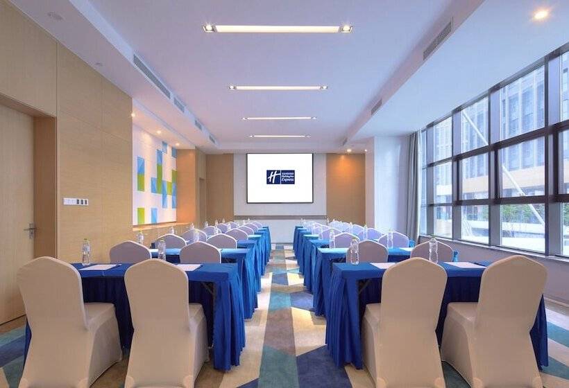 هتل Holiday Inn Express   Qingdao West Coast, An Ihg