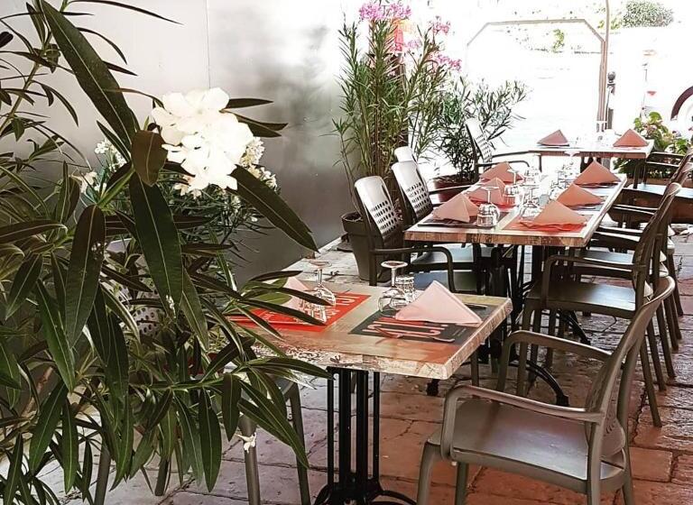 ホテル Hôtel Restaurant Le Provence