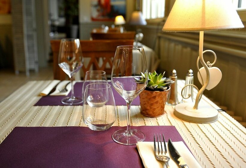 Le Lion D Or Logis Hotels Hotel 2 étoiles Et Restaurant