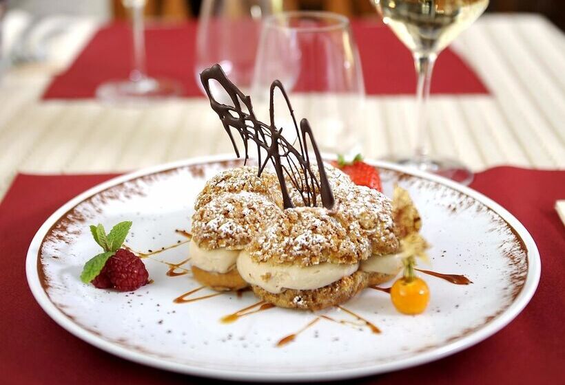 Le Lion D Or Logis Hotels Hotel 2 étoiles Et Restaurant