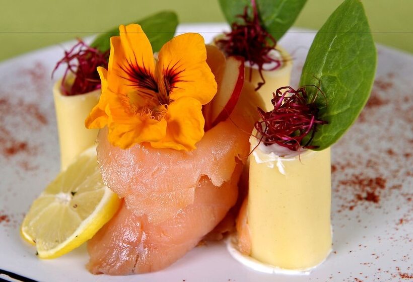 Le Lion D Or Logis Hotels Hotel 2 étoiles Et Restaurant