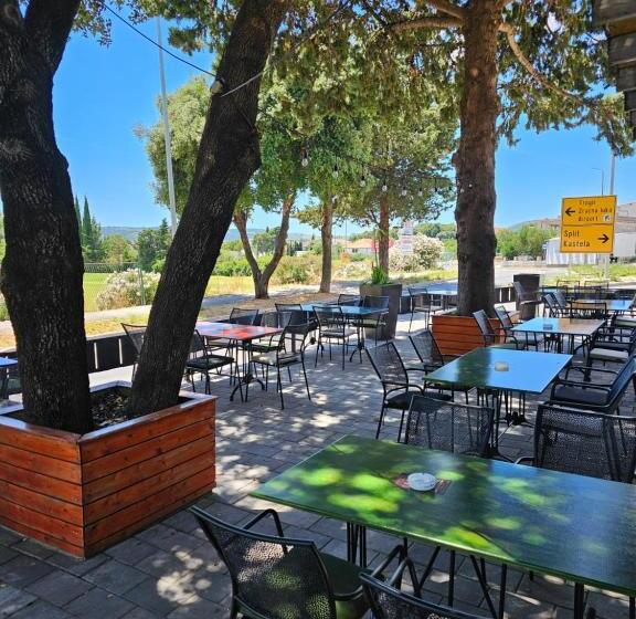 בית מלון כפרי Airport Rooms Manufaktura