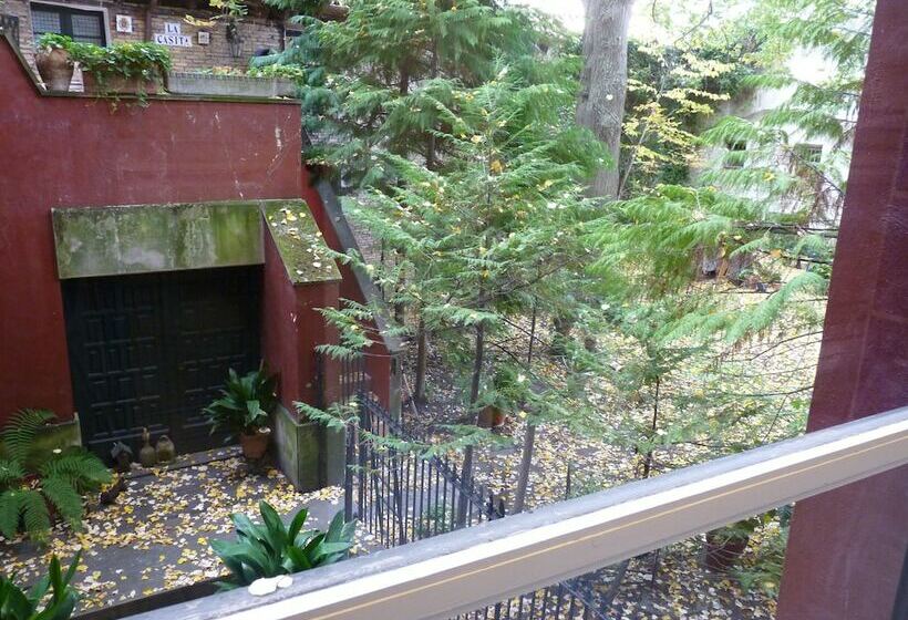 Plaza Catedral Hostel