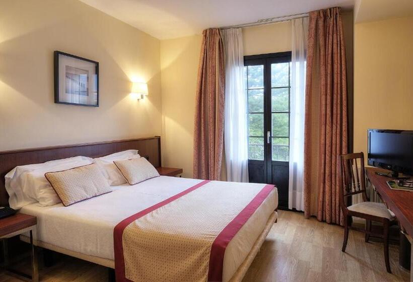 Y Apartamentos Arias