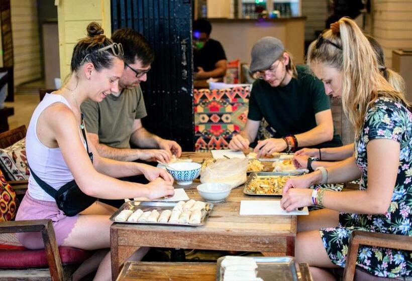 Общежитие Back Home Backpackers