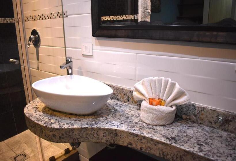 Attraction Hotel Deluxe