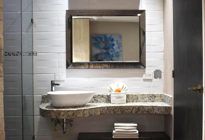 Attraction Hotel Deluxe