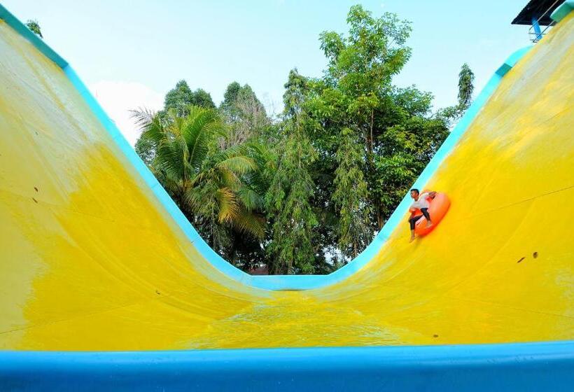 בית מלון כפרי Bukit Merah Laketown Resort