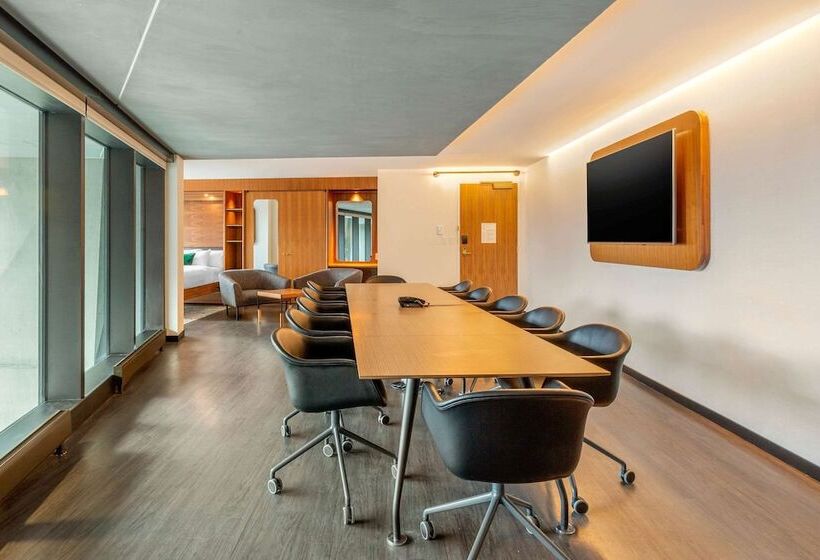 Cambria Hotel Boston Downtown   Seaport