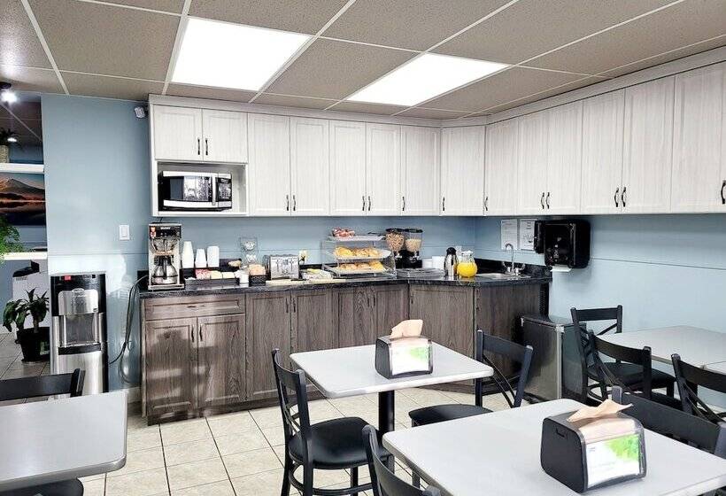 فندق Canadian Motor Inn