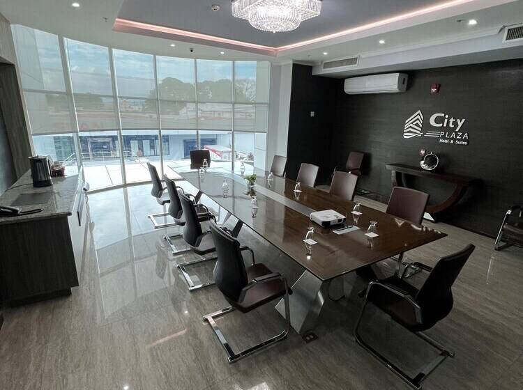 فندق City Plaza  & Suites