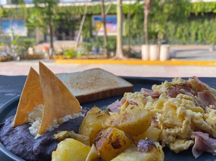 Attraction Hotel Deluxe