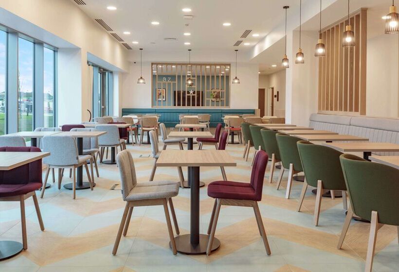 בית מלון כפרי Hampton By Hilton Edinburgh Airport