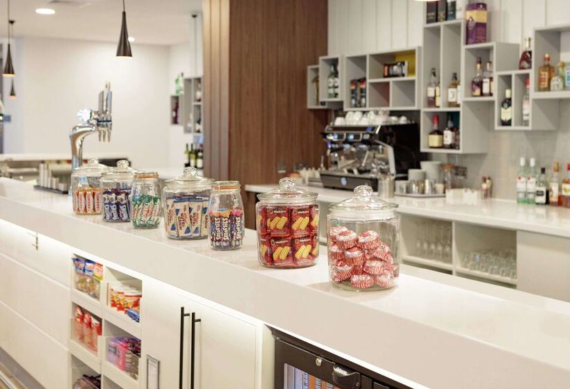 בית מלון כפרי Hampton By Hilton Edinburgh Airport