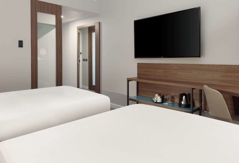 בית מלון כפרי Hampton By Hilton Edinburgh Airport