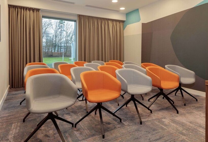 בית מלון כפרי Hampton By Hilton Edinburgh Airport