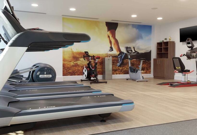 בית מלון כפרי Hampton By Hilton Edinburgh Airport