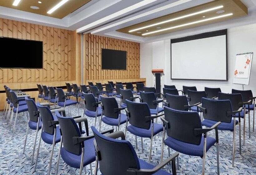 هتل Hilton Garden Inn Muscat Al Khuwair