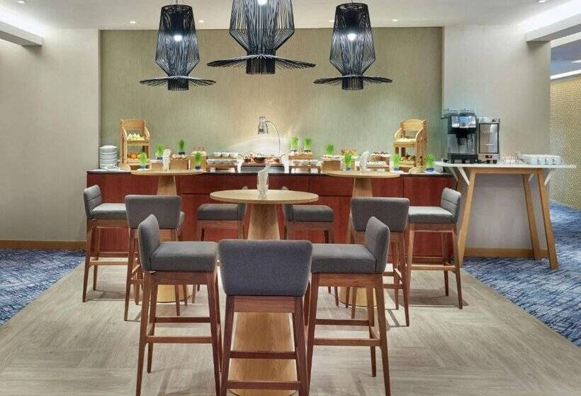 هتل Hilton Garden Inn Muscat Al Khuwair