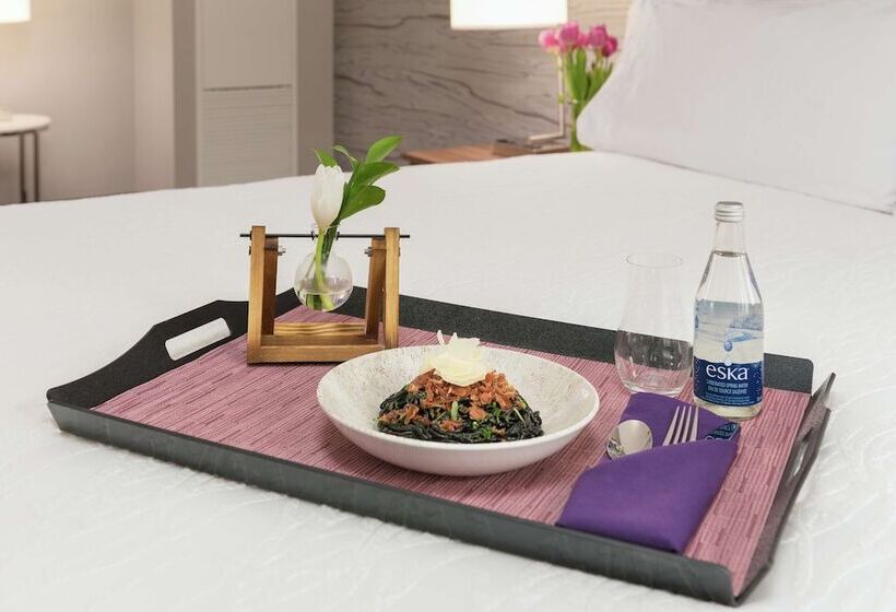 هتل Hilton Garden Inn Ottawa Downtown