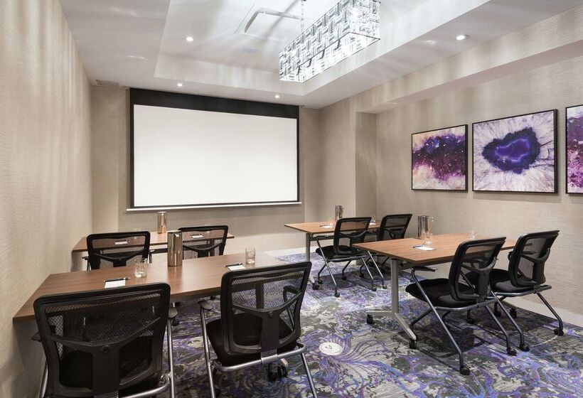 هتل Hilton Garden Inn Ottawa Downtown