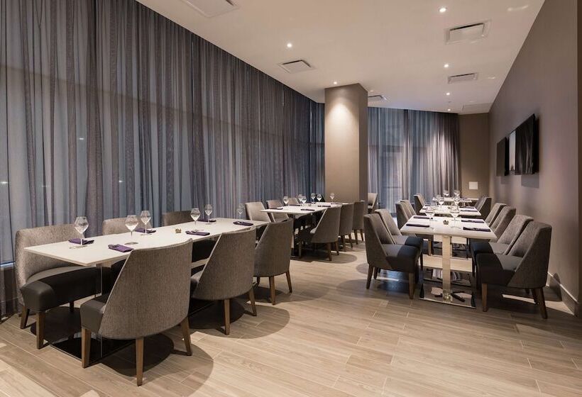 هتل Hilton Garden Inn Ottawa Downtown