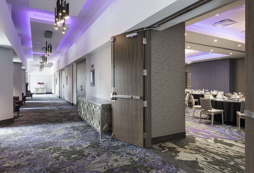 هتل Hilton Garden Inn Ottawa Downtown