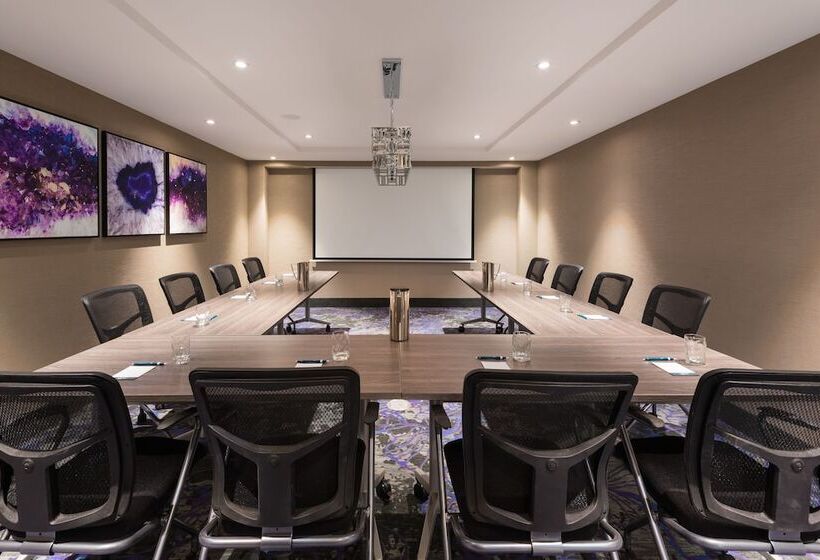 هتل Hilton Garden Inn Ottawa Downtown