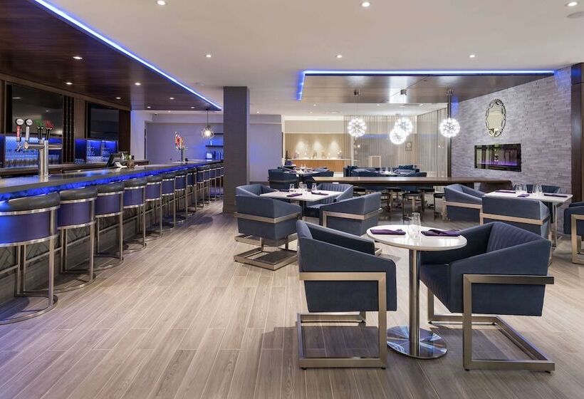 هتل Hilton Garden Inn Ottawa Downtown