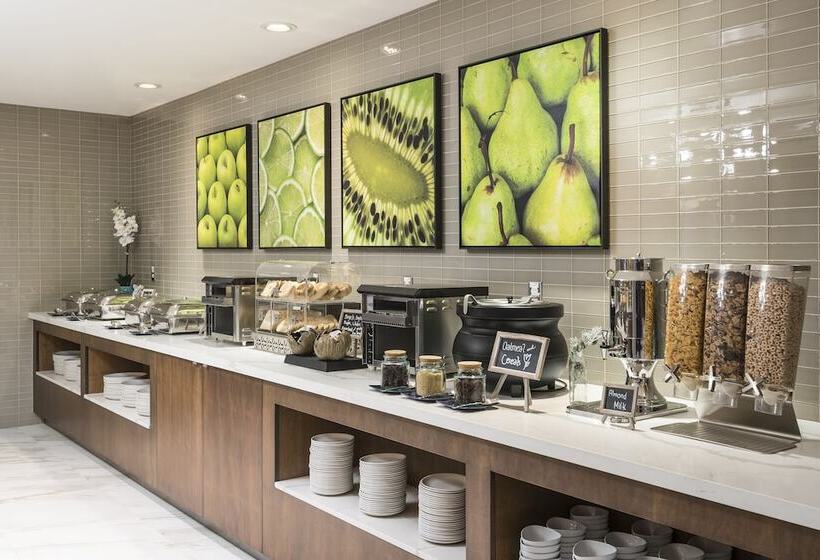 هتل Hilton Garden Inn Ottawa Downtown