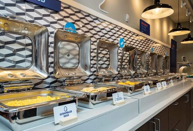 فندق Holiday Inn Express & Suites Orlando  Lake Buena Vista, An Ihg