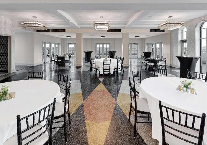 Tulsa Club Hotel, Curio Collection By Hilton