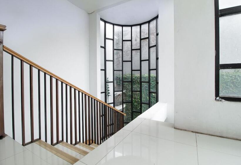 ペンション Reddoorz @ Cilandak 3