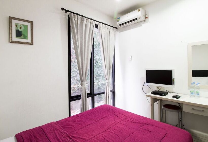 ペンション Reddoorz @ Cilandak 3