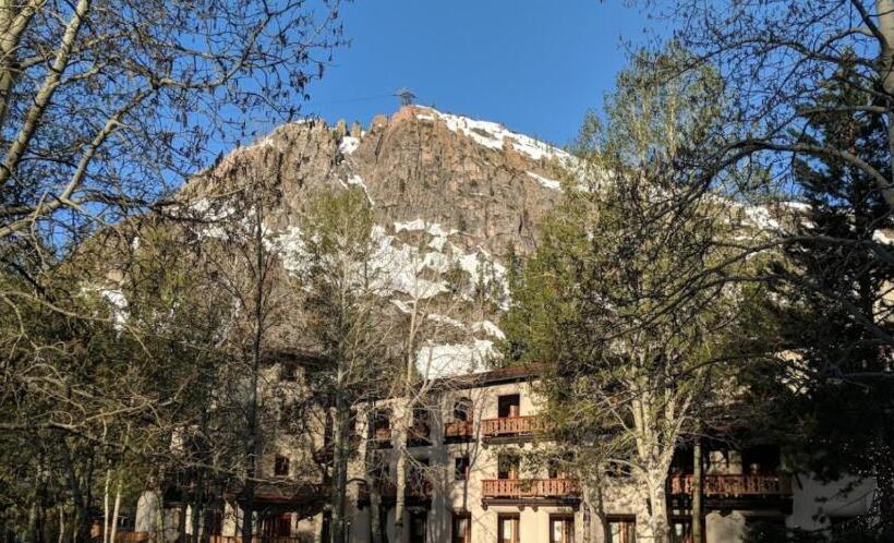 ホテル Getaways At Olympic Village Inn