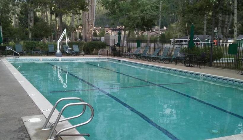 ホテル Getaways At Olympic Village Inn