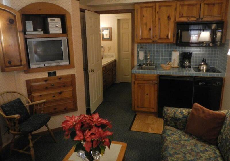 ホテル Getaways At Olympic Village Inn