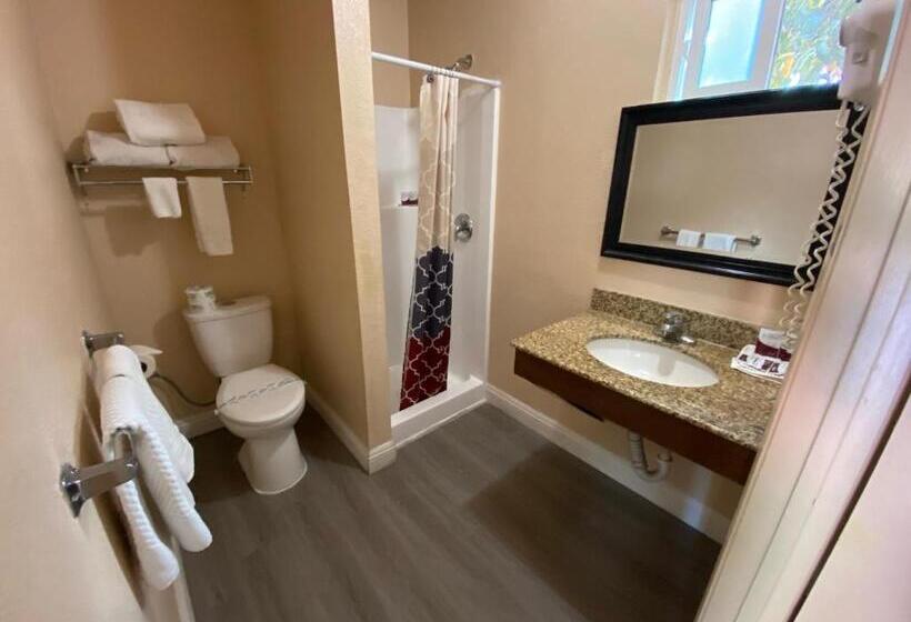 מוטל Pacific Inn