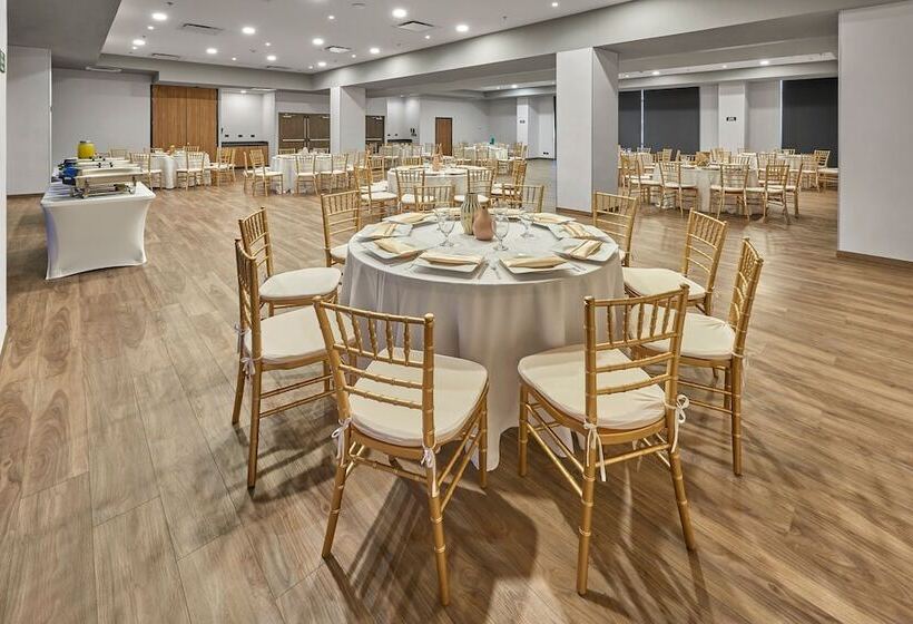 Отель City Express Plus By Marriott Tijuana