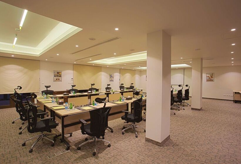 Otel Golden Tulip Sharma Resort